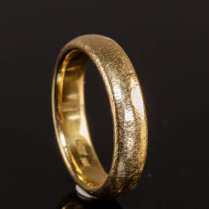 Massiv guldring. 18 kt guld.