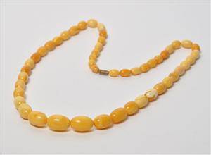 Halskæde med ovenformede ravperler i forløb