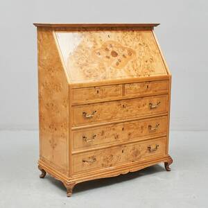 Sekretär, Björkrotsfanér. Bredd 89. Djup 41 cm