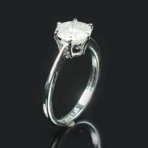 Solitaire ring i 8 kt. rhodineret guld med brillant