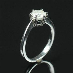 Solitaire ring i 8 kt. rhodineret guld med brillant