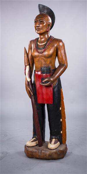 Indianer i udskåret bemalet træ. H. 152 cm.