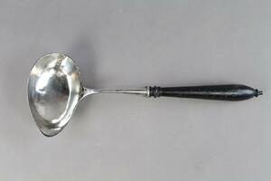 Slev i silver med handtag i trä