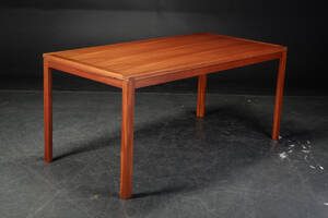 Christian Hvidt. Fritstående bord af mahogni, model 422T serie SM-76