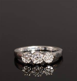 Diamantring i 18k vitguld med briljanter