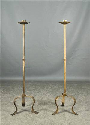 Ett par golvljusstakar i smide 2