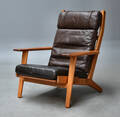 Hans J. Wegner. Højrygget lænestol, brunt læder, model GE-290A