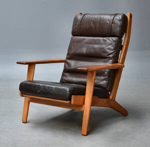 Hans J. Wegner. Højrygget lænestol, brunt læder, model GE-290A