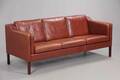 Dansk møbelproducent.Tre pers. sofa betrukket med brunt læder.