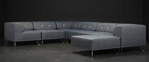 Nomad DOT Large, modul hjørnesofa betrukket lys gråt møbelstof med lyse læderknapper 