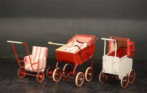 Tre dukkevogne, to med kaleche, 1900-tallet. 3