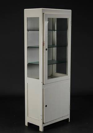 Vitrineskab fra lægepraksis, 1900-tallets midte 