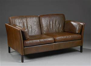 Tarm. To pers sofa, betrukket med brunt læder. 