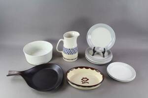 Ugnsformar 2 st, kanna, fat och assietter mm bla Gustavsberg och Rörstrand