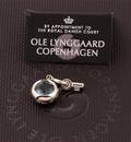 Ole Lynggaard. Nøglevedhæng af 18 kt. hvidguld prydet med blå topas