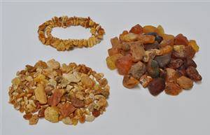 En samling ravstykker og halskæde med mælkerav