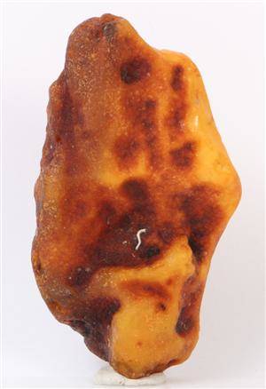 Dansk rav. Upoleret ravklump. Vægt 138 g.