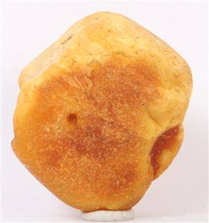 Dansk rav. Dansk upoleret ravklump. Vægt 77 g.