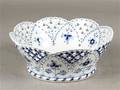 Kgl. Porcelæn, musselmalet helblonde frugtskål, nr. 1061