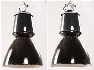 Zwei große Industrielampen  Werkslampen  Deckenleuchten Typ 24251 der 1950er  1960er Jahre, emailliert 2