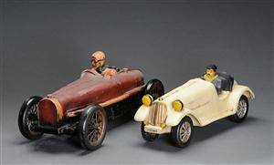 To racerbiler af bemalet træ 2