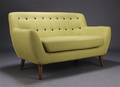 To-pers sofa, grønt møbelstof med sorte knapper 