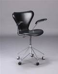 Arne Jacobsen. Kontorstol, model AJ 3207, sort skind 
