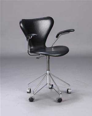 Arne Jacobsen. Kontorstol, model AJ 3207, sort skind 