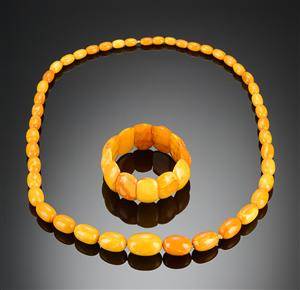 Halskæde samt armbånd af rav, vægt 94 gr. 2