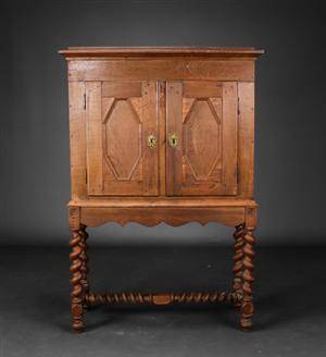 Skab af egetræ, barokform