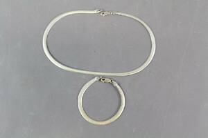 Halsband och armband i silver 