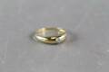 Ring i guld 18 k med en vit sten