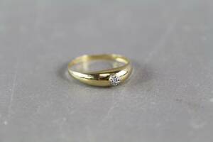 Ring i guld 18 k med en vit sten