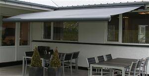 Markise, vindsol sensor, 5,0 meter, polyesterdug, hellukket alluminiumskasse, motor og fjernbetjening. 