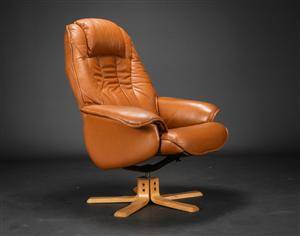 Dansk møbelproducent. Lænestol, læder.