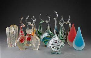 En stor samling brevpressere af glas, i alt 19 stk. 