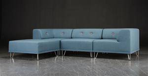 Nomad DOT modulsofa, betrukket med møbelstof, forkromede ben, stone blue