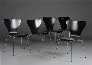 Arne Jacobsen. Sæt på fem stole, model 3107 5