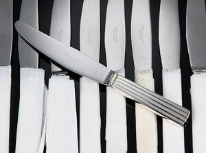 Sigvard Bernadotte for Georg Jensen. Fjorten Bernadotte knive med korte skafter af nysølv 14
