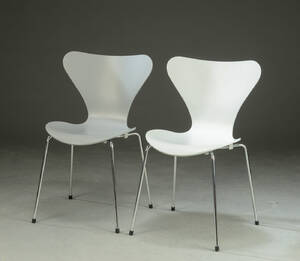 Arne Jacobsen, et par 7er stole 2 Denne vare er sat til omsalg under nyt varenummer 4185915