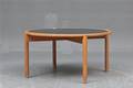 Dansk møbelproducent. Rundt sofabord i eg med sort formica