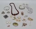 Litet parti bijouterier, halsband, armband m.m.