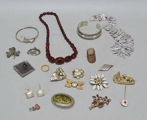 Litet parti bijouterier, halsband, armband m.m.