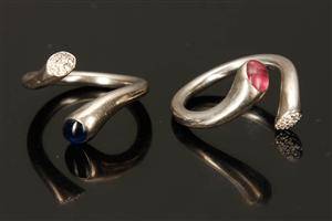 To ringe 18 kt hvidguld, af Georg Jensen. Model Carnival.