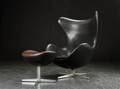 Arne Jacobsen. Ægget. Lænestol samt skammel, sort skind 2   