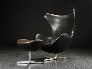 Arne Jacobsen. Ægget. Lænestol samt skammel, sort skind 2   