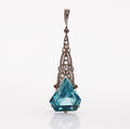 Vedhæng af hvidguld, prydet med blå facetsleben antageligt topaz. 1900 tallets første halvdel. H. 4,2 cm