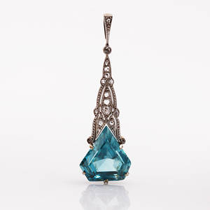 Vedhæng af hvidguld, prydet med blå facetsleben antageligt topaz. 1900 tallets første halvdel. H. 4,2 cm