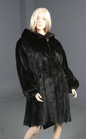 Pelsfrakke med hætte i mørkbrun mink, ca. str. 40-42