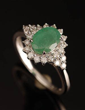 Ring, 9 kt guld med rosét med smaragd